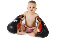 Младенец в боксерских перчатках