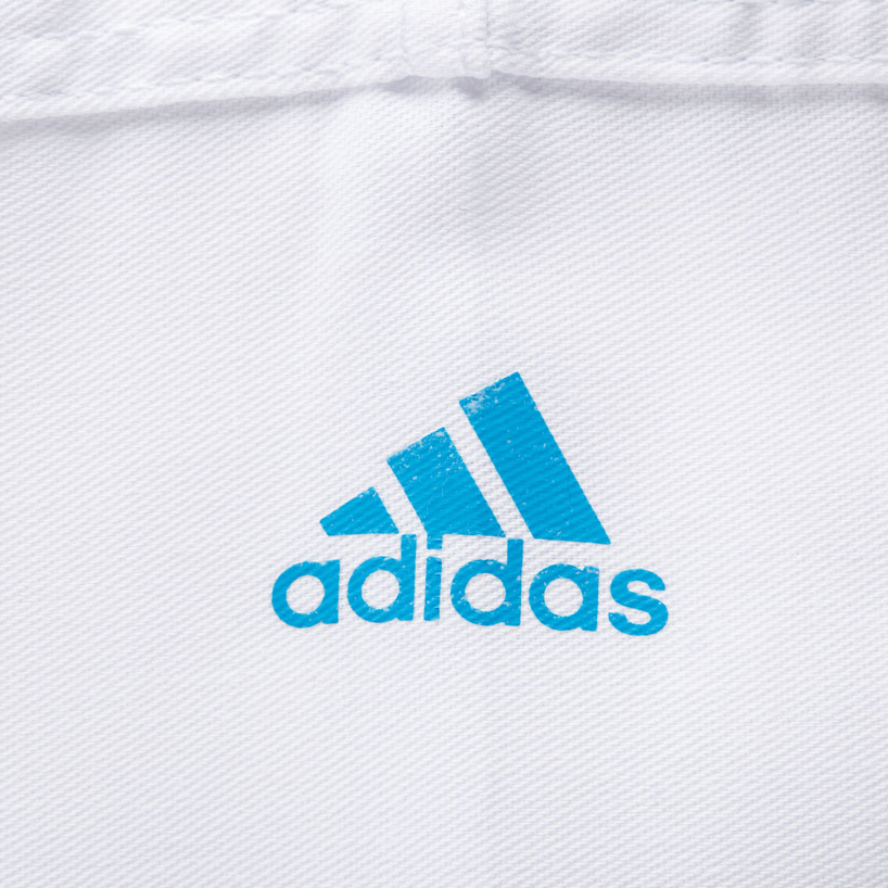 Adidas надпись