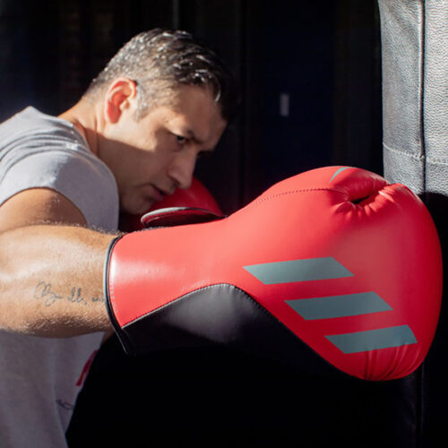 Боксерские перчатки ADIDAS SPEED TILT 150, красные в ударе