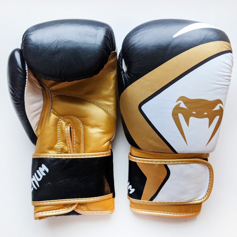 Черно-золотые боксерские перчатки Venum