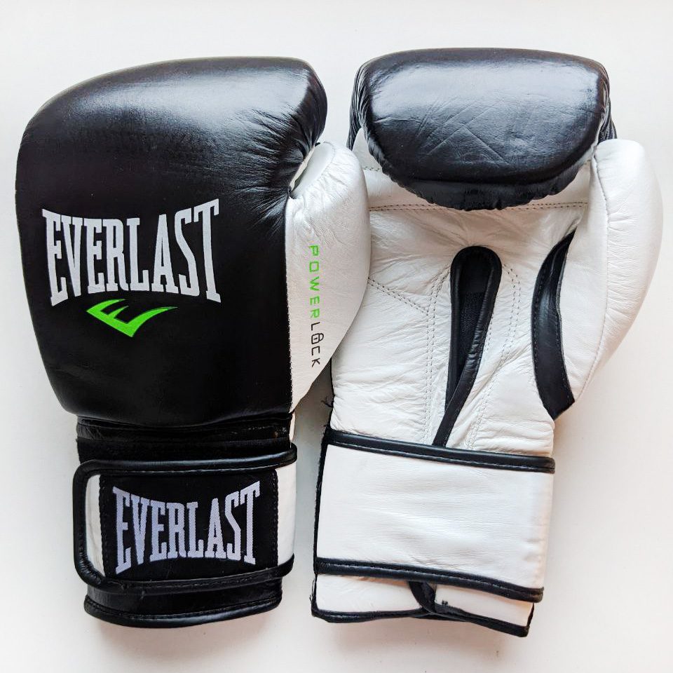 Черные боксерские перчатки EVERLAST POWERLOCK